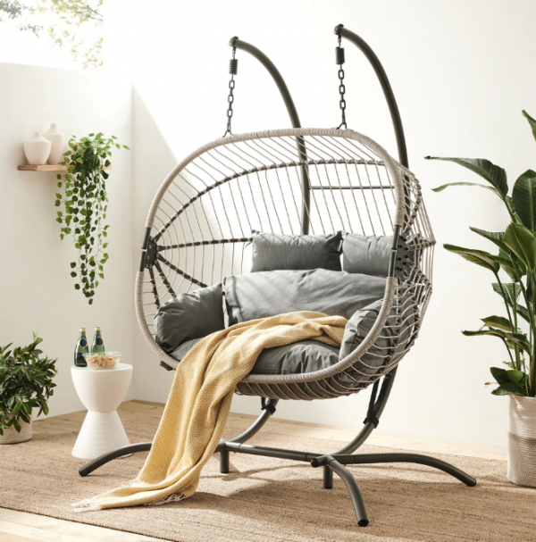 Kursi Ayunan di Area Taman Dalam Ruangan